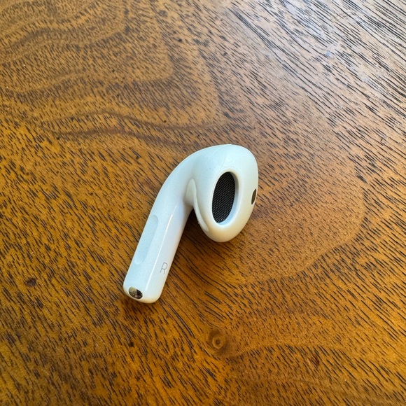 Right Apple AirPod 4 - Picture 1 of 3